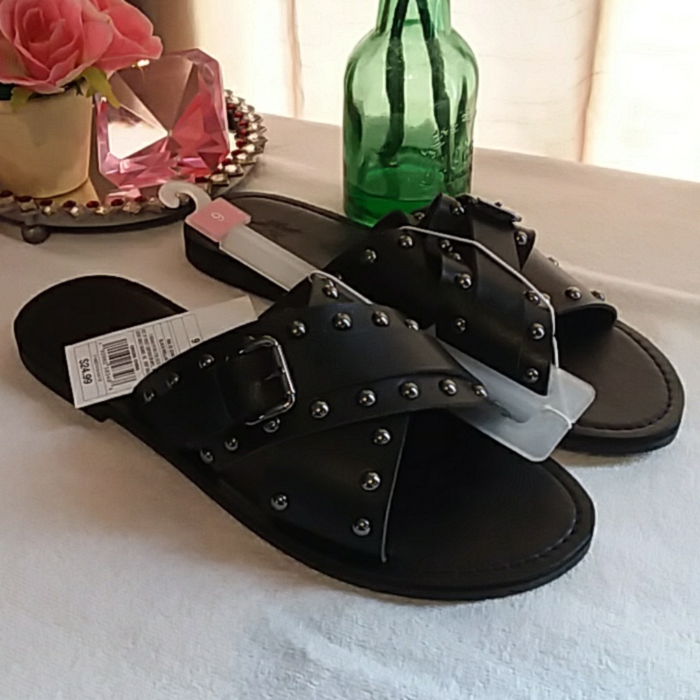 Universal Thread Sandals
